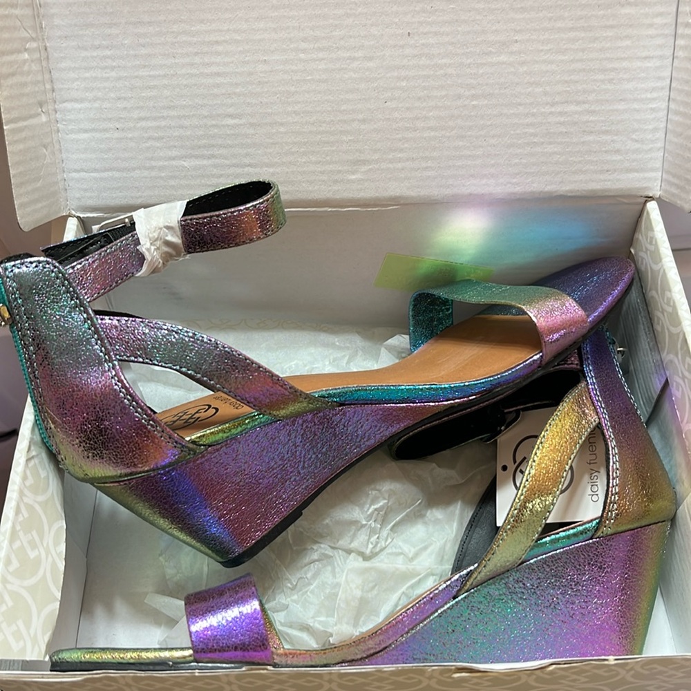 NWT Daisy Fuentes Size 5M.
